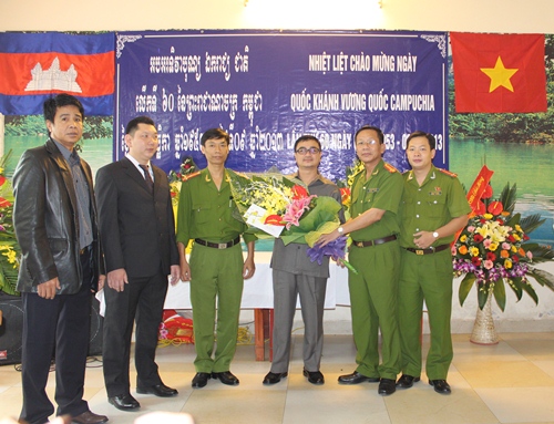 Đại diện lãnh đạo các tổ chức quần chúng tặng hoa chúc mừng học viên Campuchia